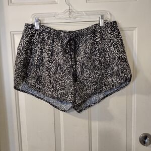 Old Navy Women's Blk/Cream Active Wear Animal Print Running Shorts Size Large